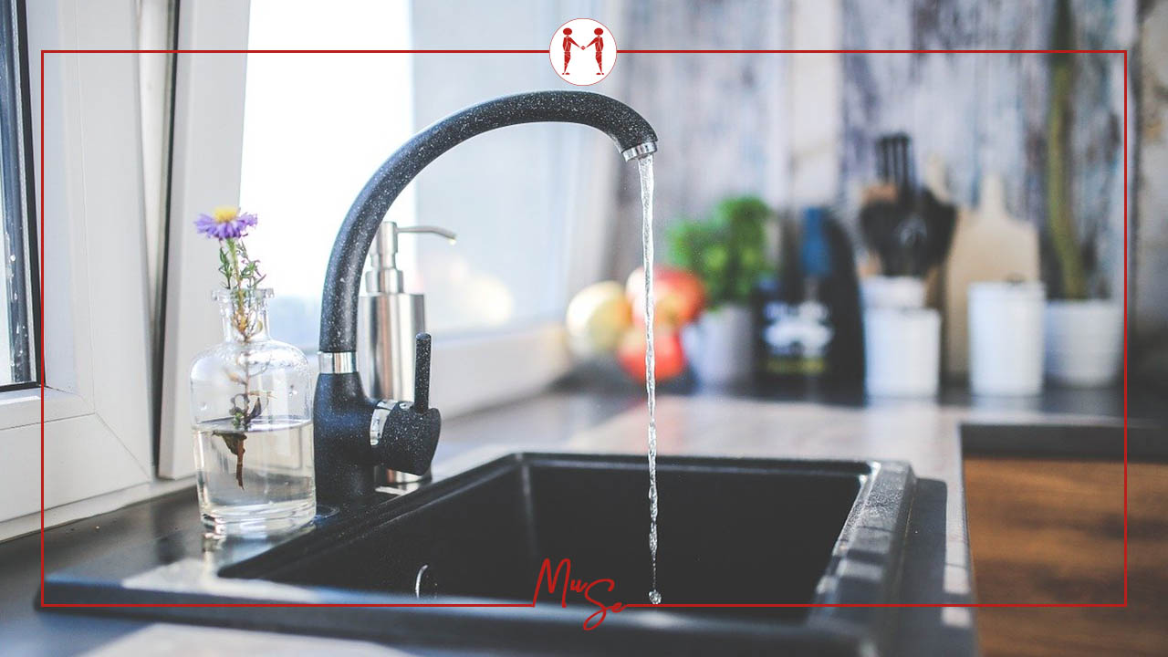 Che differenza c’è tra l’acqua potabile e l’acqua che esce dal rubinetto? Come possiamo sapere che è “buona”?